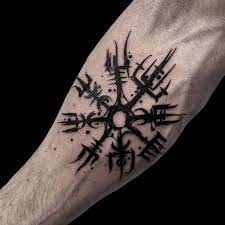 vegvisir - symbole słowiańskie tatuaż -  kompas wikingów - znaczenie